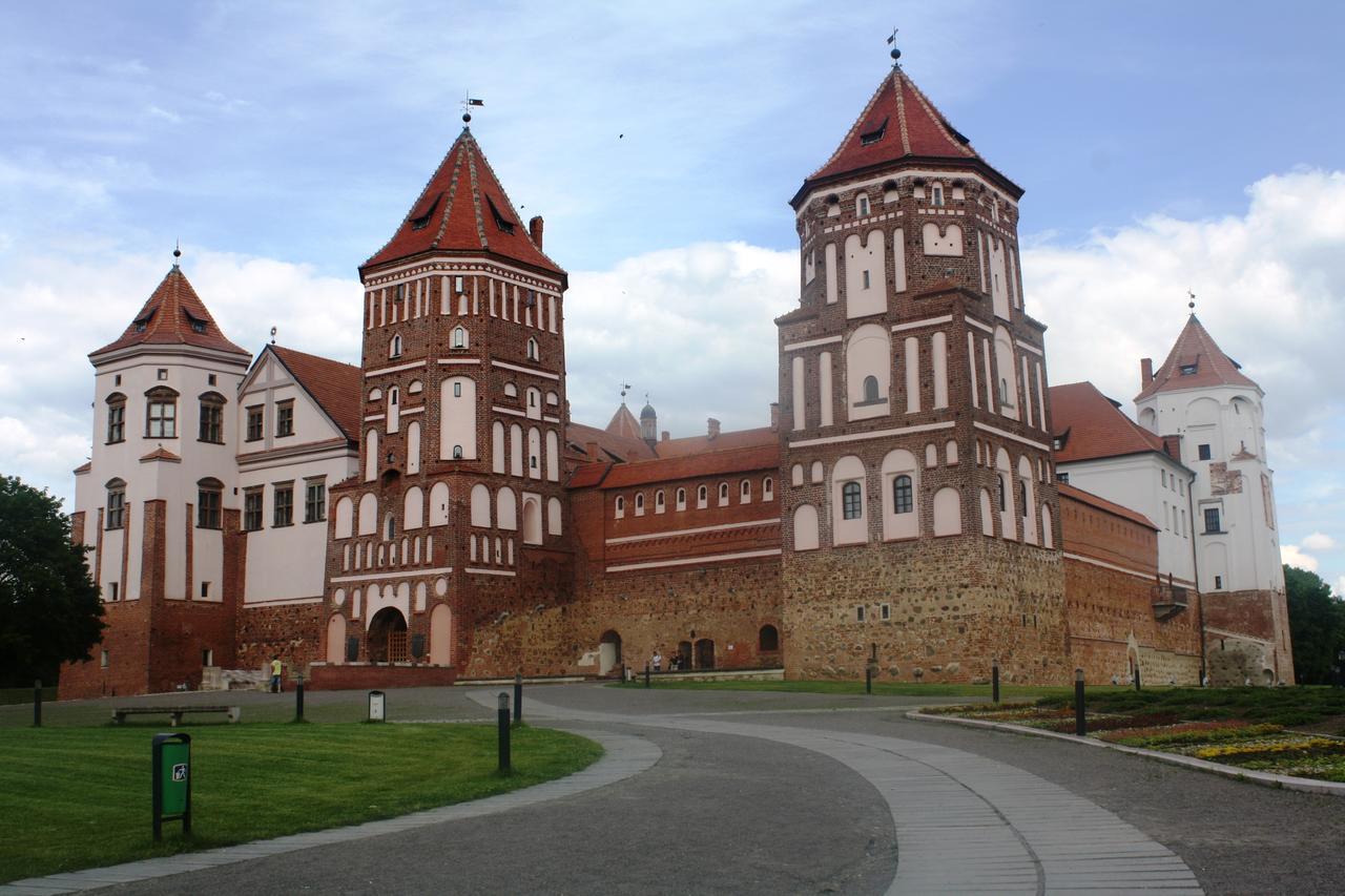 Отель Мирский Замок Экстерьер фото