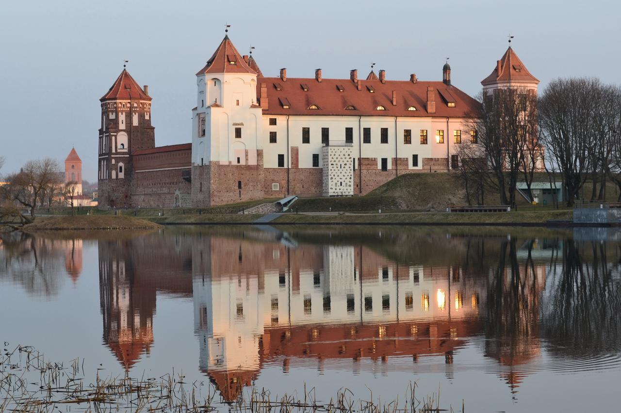 Отель Мирский Замок Экстерьер фото