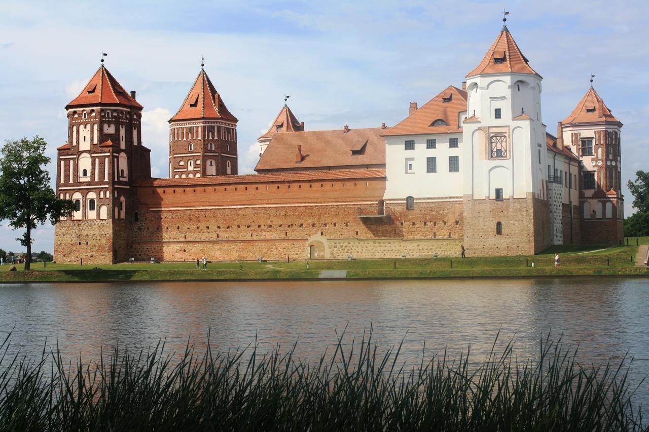 Отель Мирский Замок Экстерьер фото